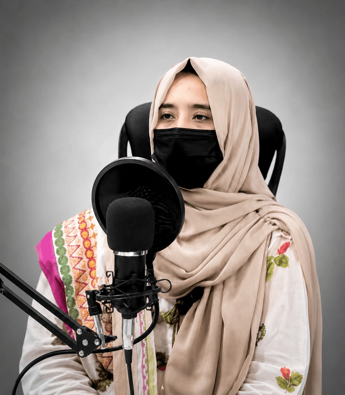 Aimen earning online through Digital Marketing skills.